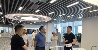 四川省经信厅李强总工程师一行莅临尊时凯龙Z6医疗机械人钻研院调查调研